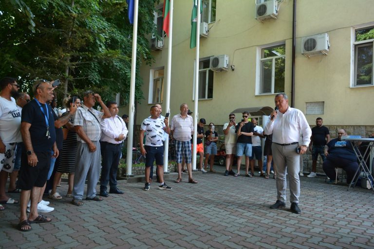 В Павликени десетки излязоха на протест в подкрепа на мъжа, който падна от влак в Германия