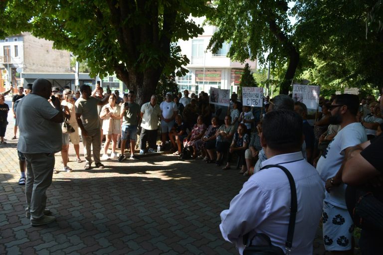 В Павликени десетки излязоха на протест в подкрепа на мъжа, който падна от влак в Германия