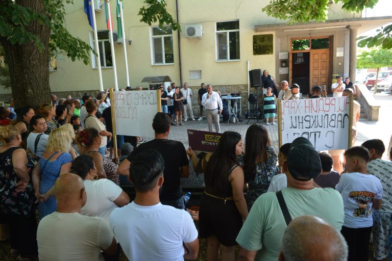 В Павликени десетки излязоха на протест в подкрепа на мъжа, който падна от влак в Германия