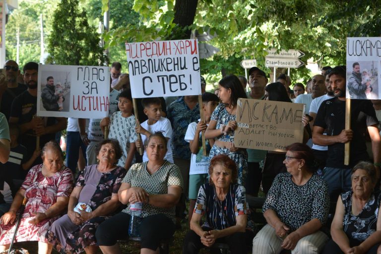 В Павликени десетки излязоха на протест в подкрепа на мъжа, който падна от влак в Германия