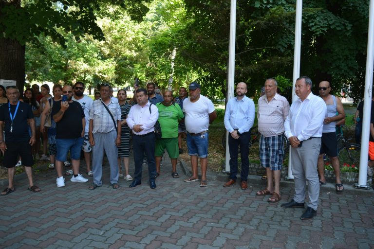 В Павликени десетки излязоха на протест в подкрепа на мъжа, който падна от влак в Германия