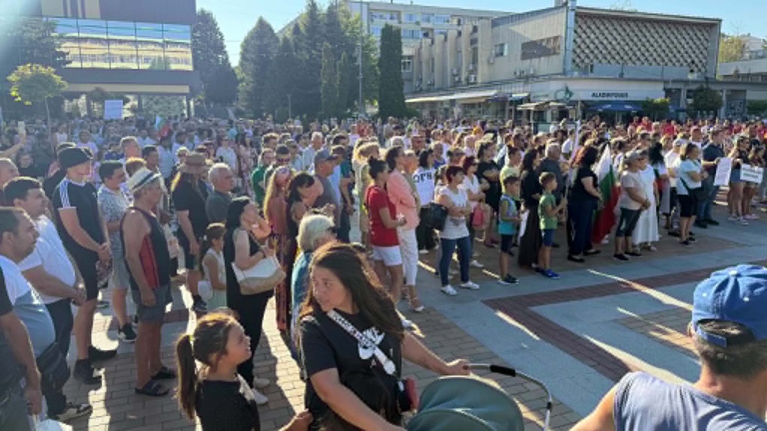 Горнооряховчани излязоха на протест в подкрепа на кмета Николай Рашков