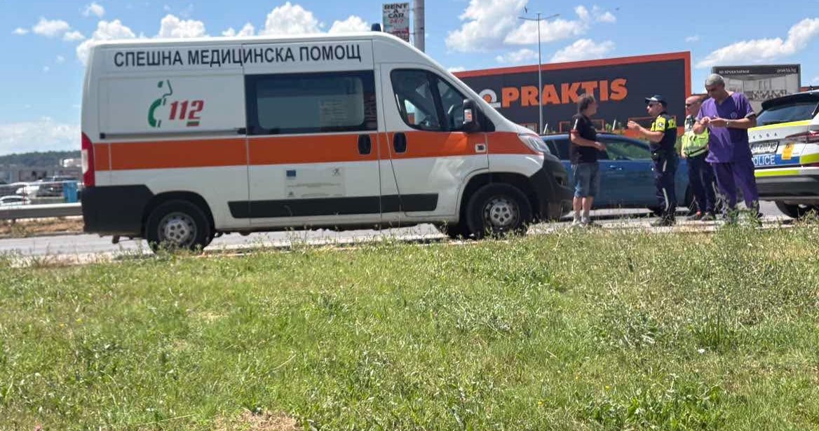Линейка и товарен автомобил са катастрофирали във Велико Търново, движението е затруденено