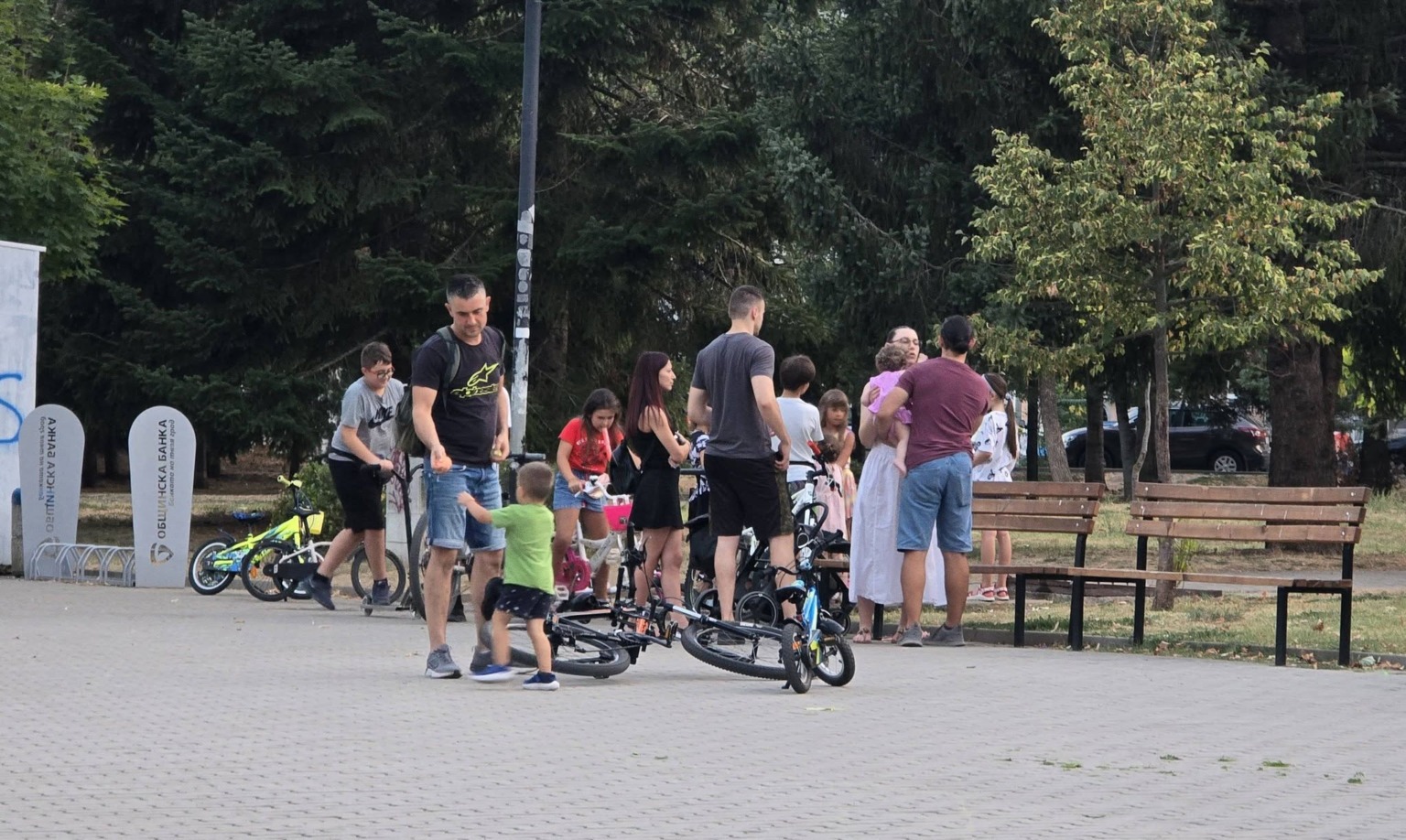 Родители от Велико Търново се възмутиха на забрана за колела и тротинетки в местен парк, Общината ги опроверга