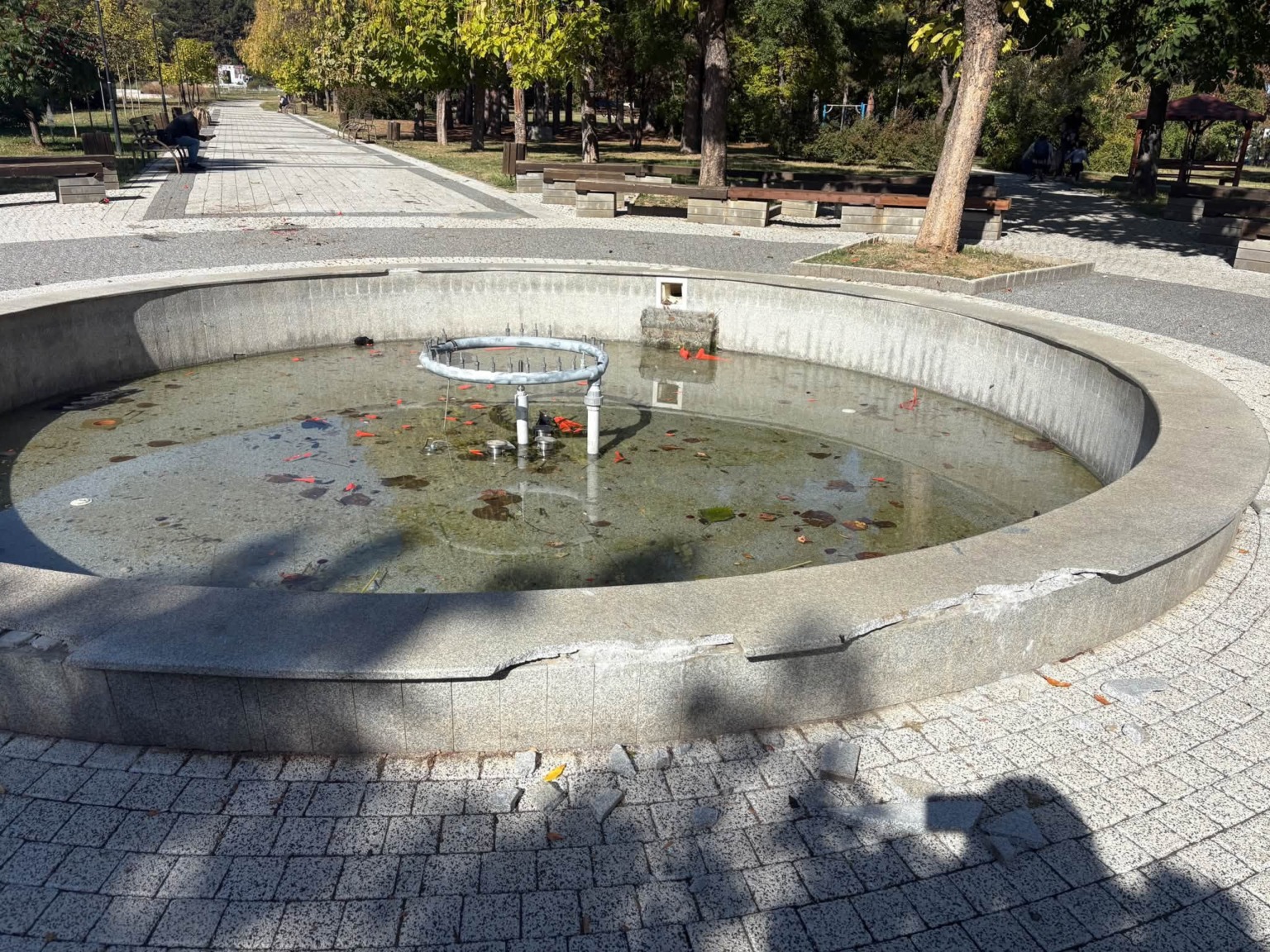 Пиян мъж подкара АТВ в Горна Оряховица и се заби във фонтан